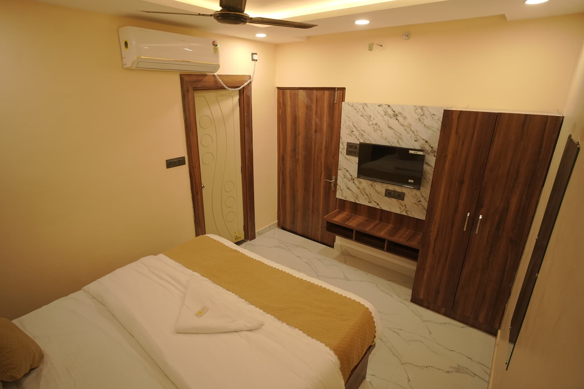 Family friendly AC room at Durgesh Inn