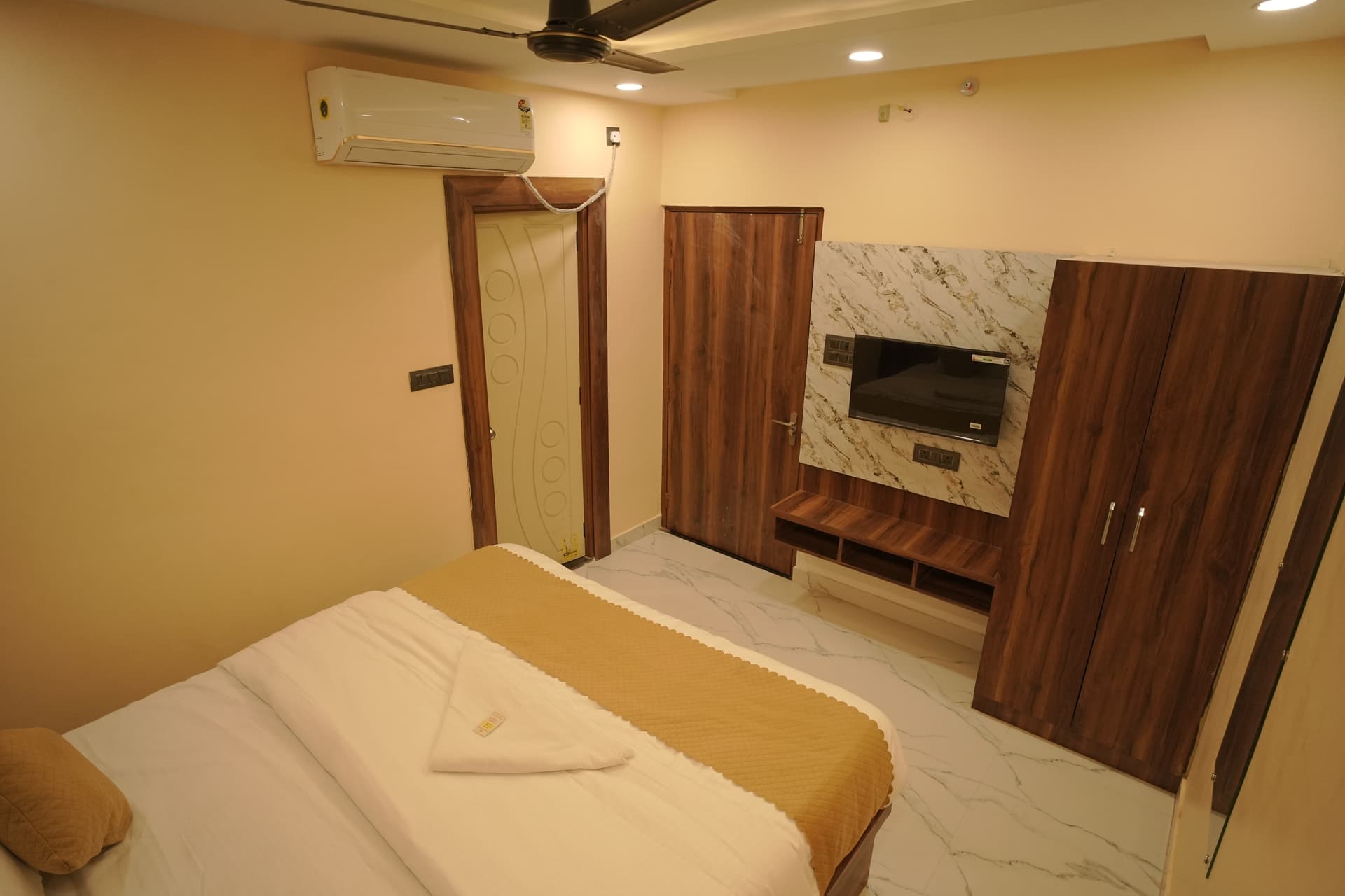 Clean premium double bed room in Paharia