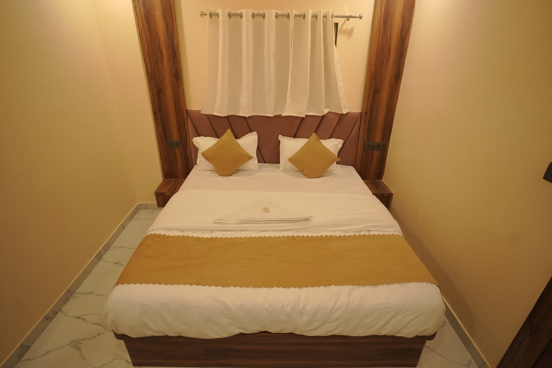 Affordable AC room in Varanasi