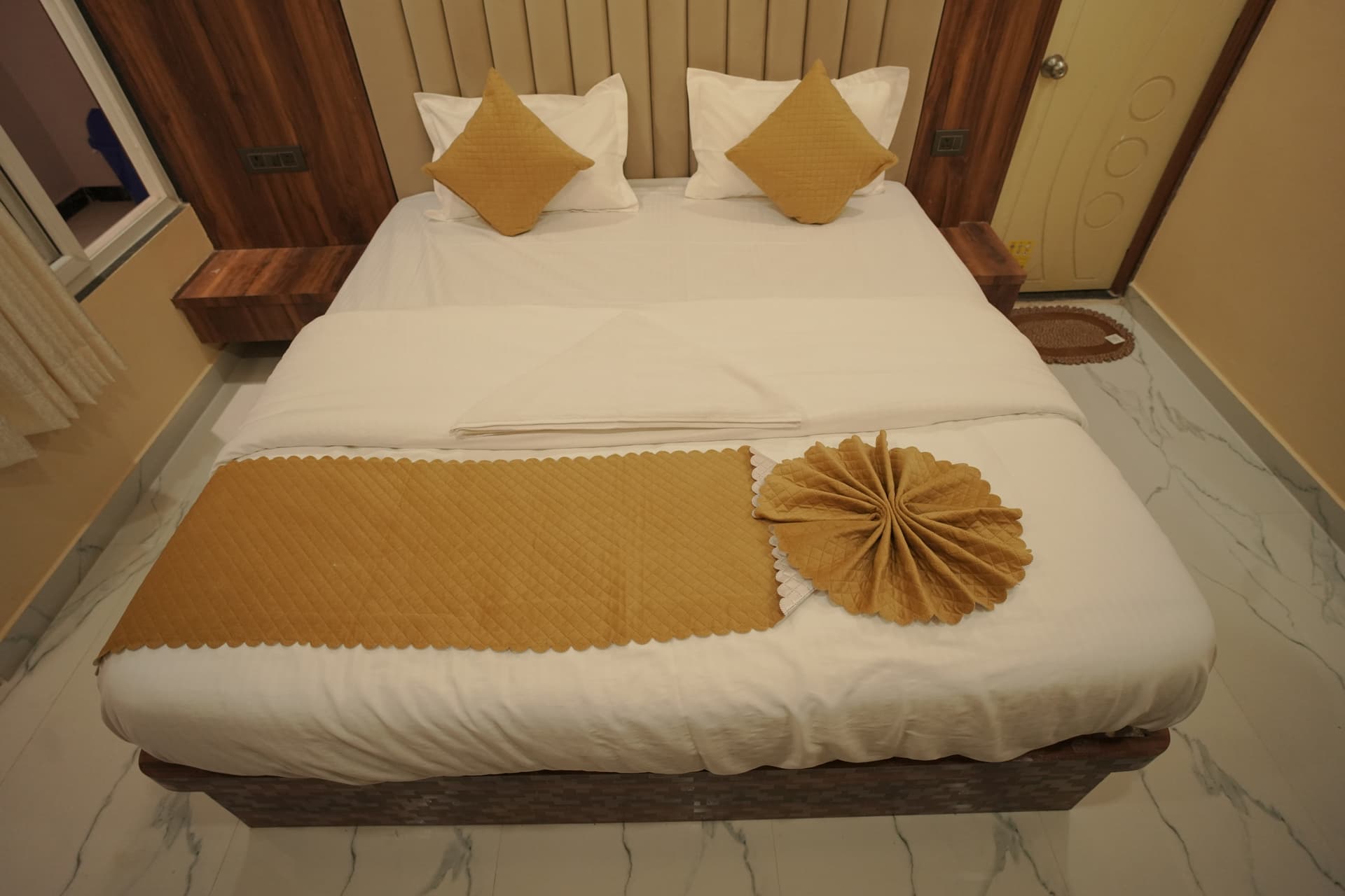AC room with amenities in Varanasi