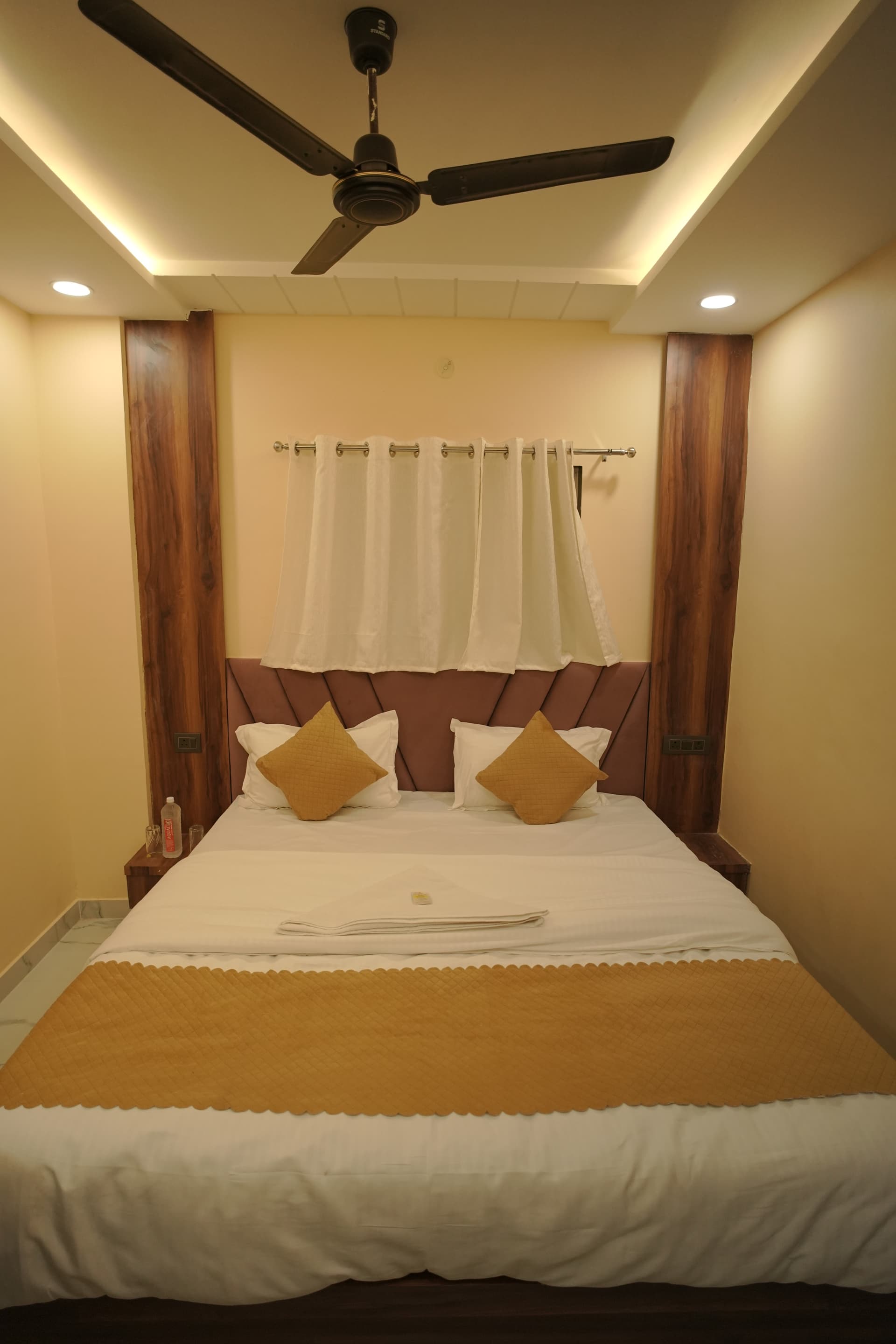 Well-furnished AC room in Varanasi