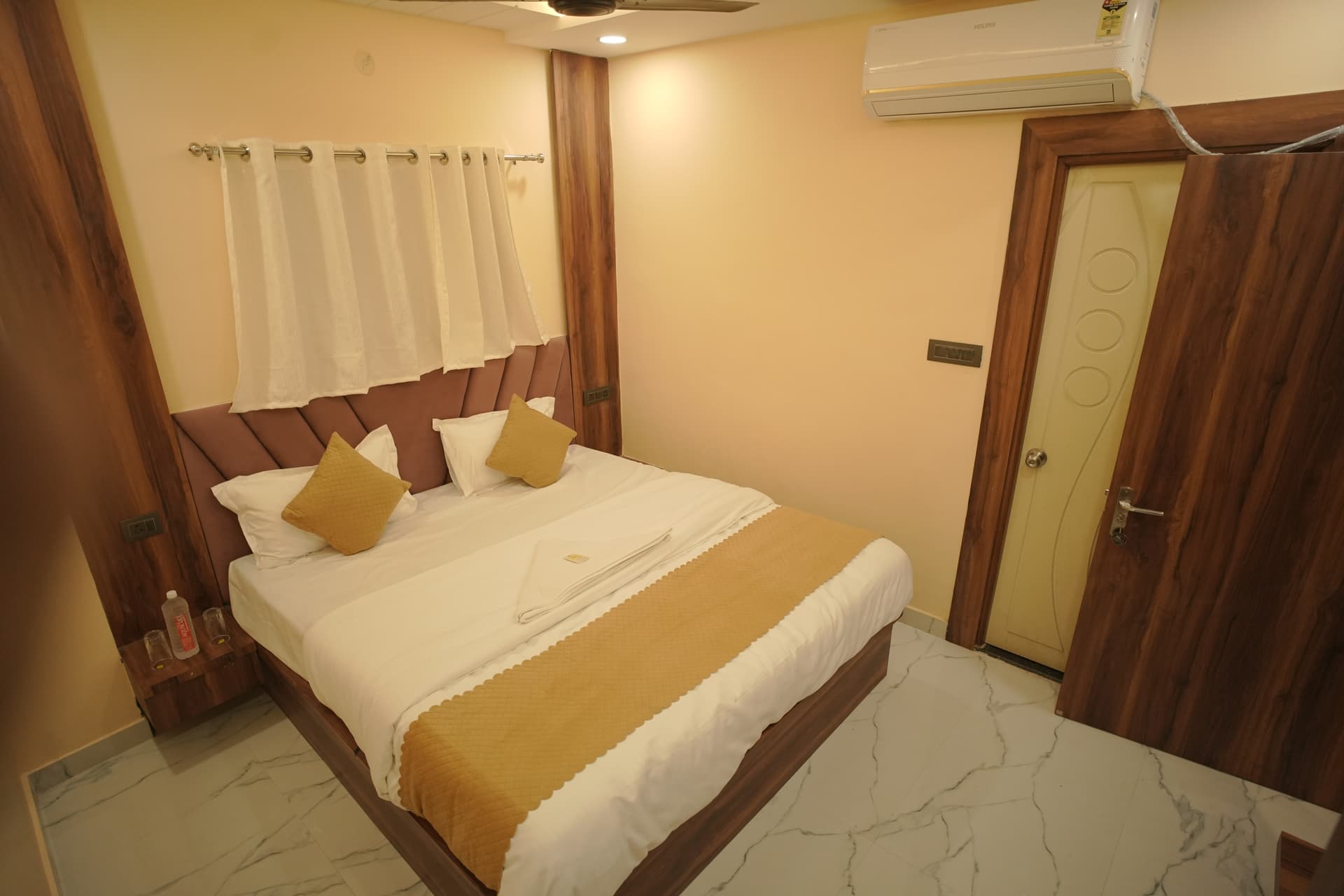 Modern hotel room in Paharia