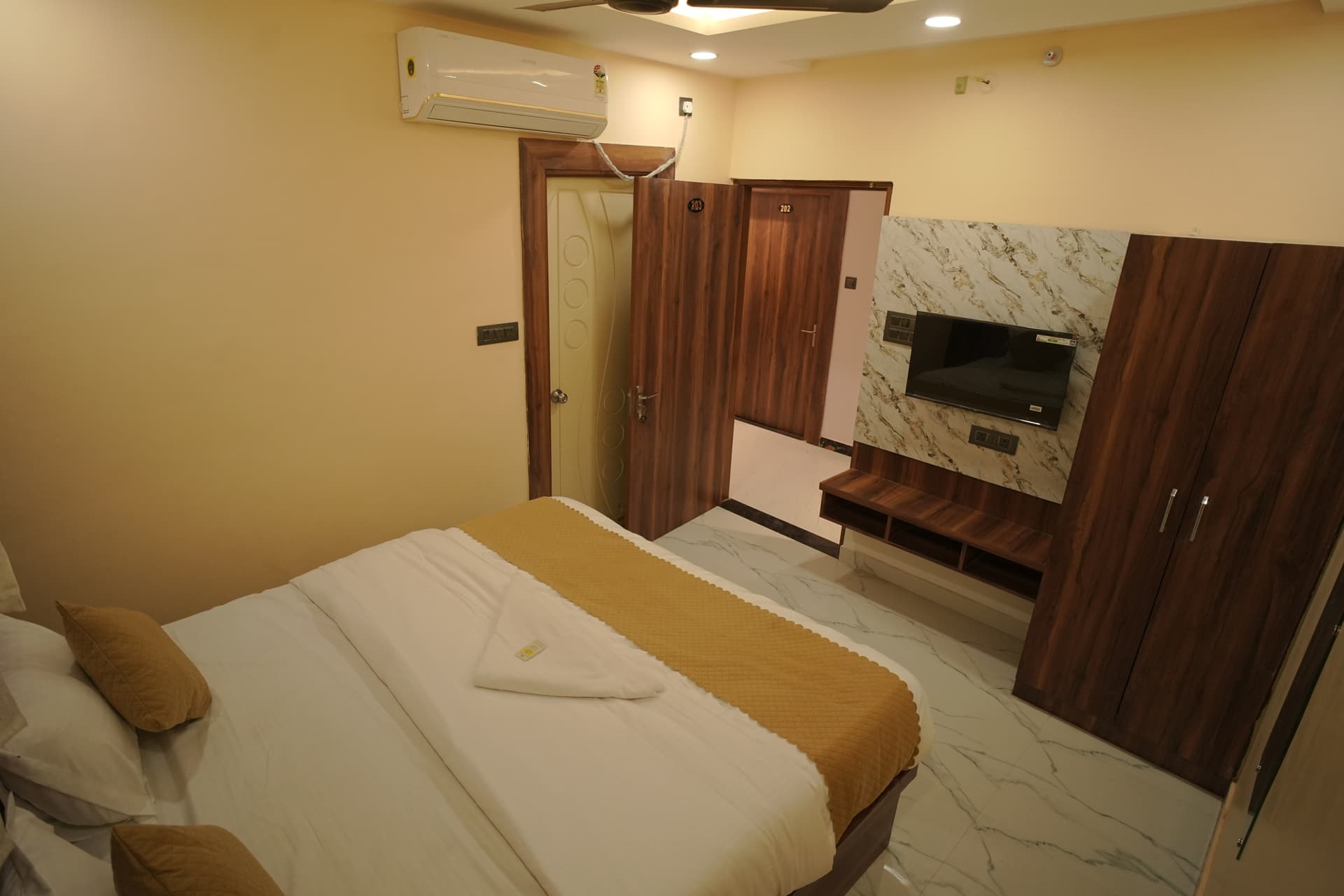 Cozy AC room for couples